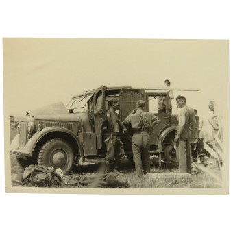 Sostituzione di un pneumatico sul Kübelwagen. Espenlaub militaria